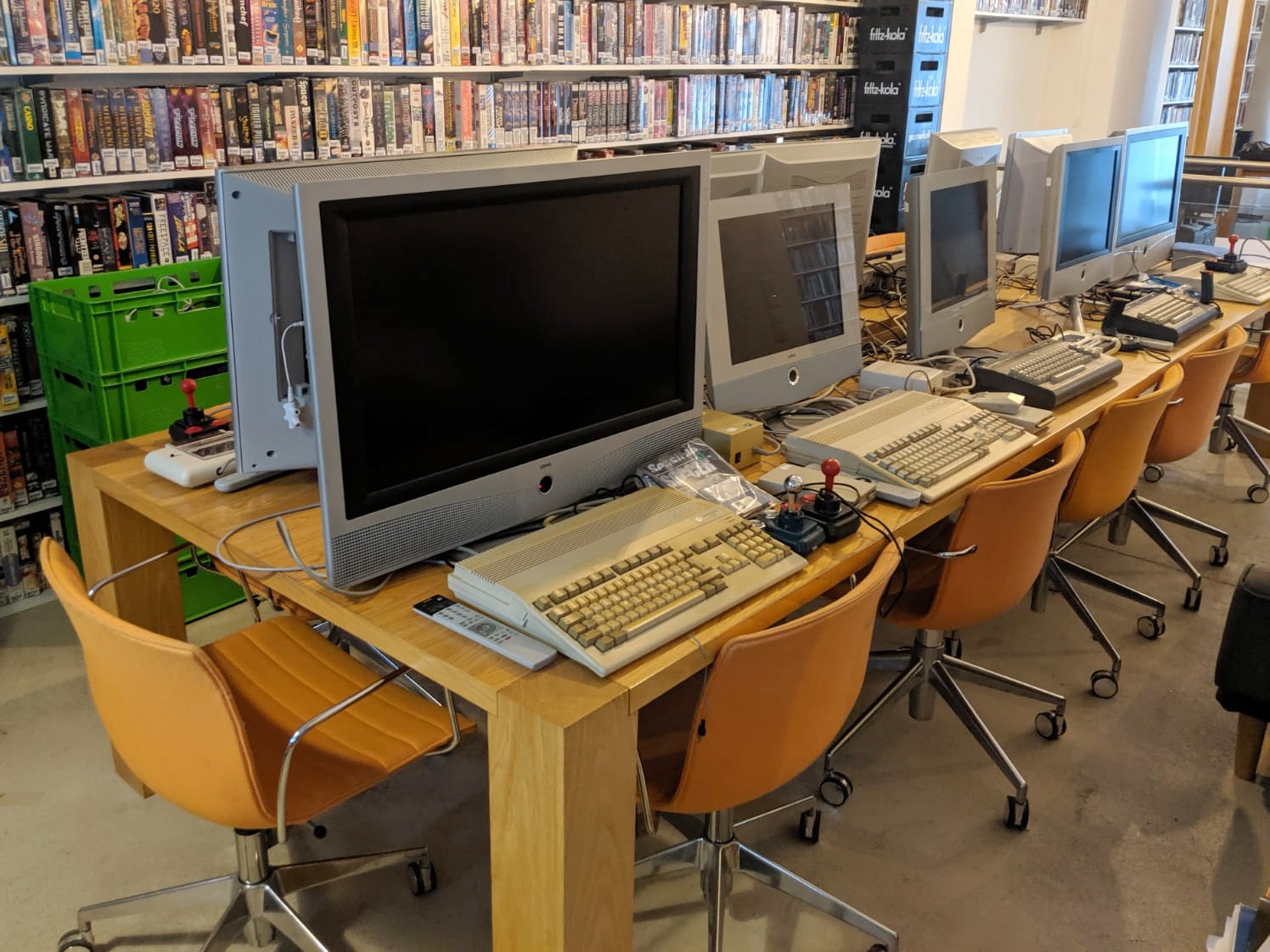 Gaming-setup met accessoires en verzorgde spelhoek