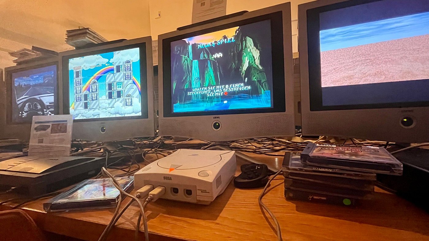 Retro gaming-setup met televisie